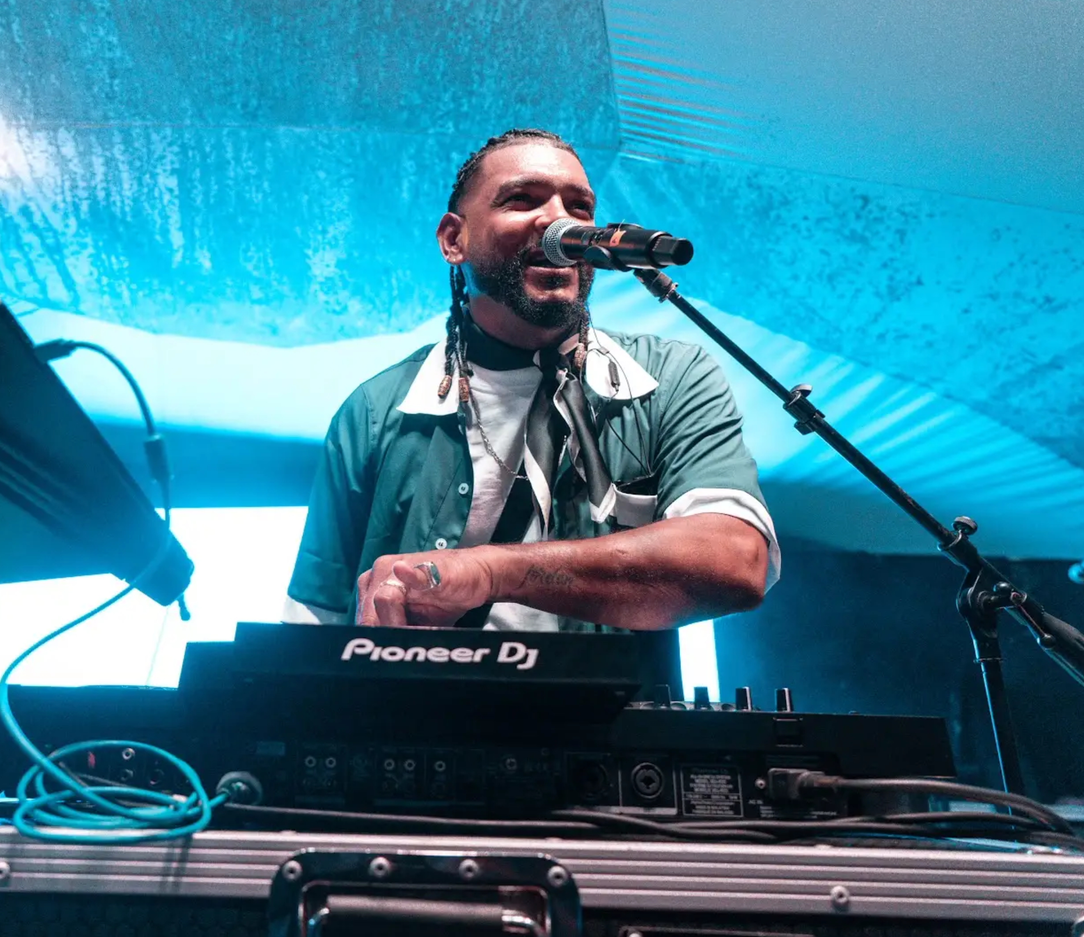 Retrato de DJ Khristiano