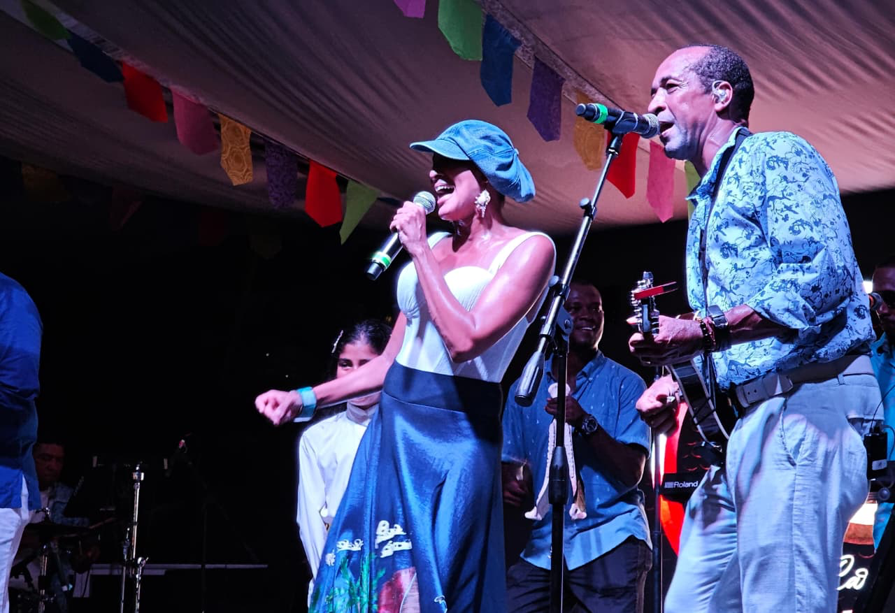 Cantantes y músicos se presentan en el escenario de FILSAI 2026
